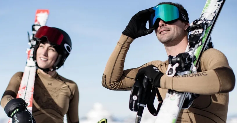 Co na górę do kombinezonu – jak ubrać się ciepło i wygodnie na stok