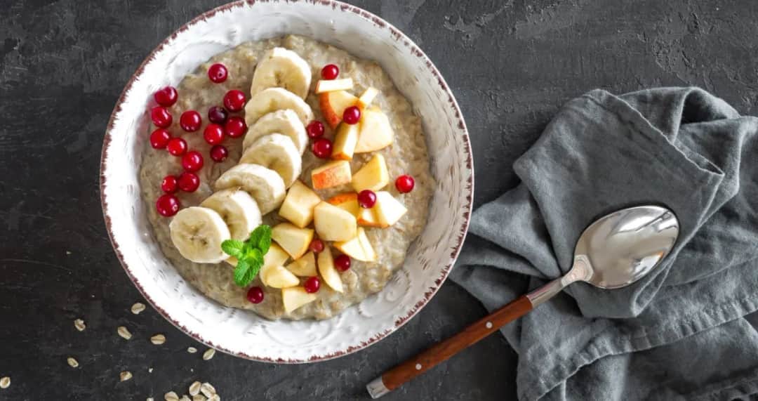 Jak zrobić fit owsiankę? Prosty przepis na zdrową i niskokaloryczną owsiankę