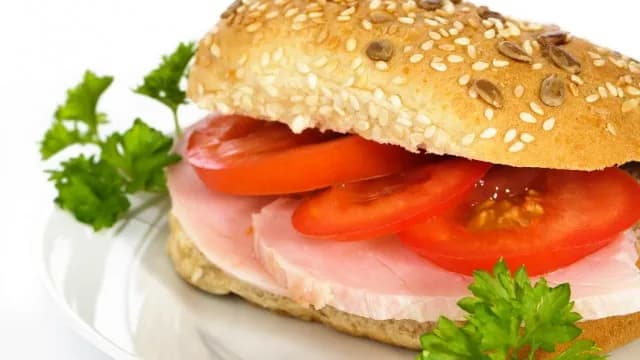 Ile kalorii ma bułka z szynką? Zaskakujące wartości odżywcze