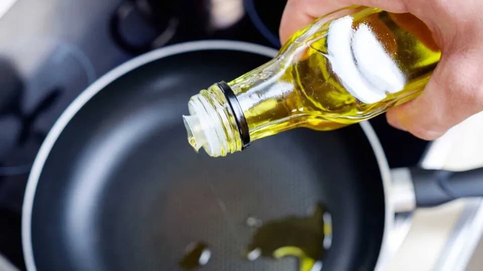 Najlepsze zdrowe tłuszcze do smażenia fit – co wybrać, by nie szkodzić zdrowiu?