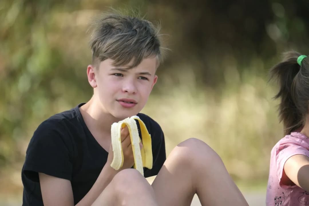 Ile kalorii powinien jeść 14 latek chłopak, aby zdrowo rosnąć?