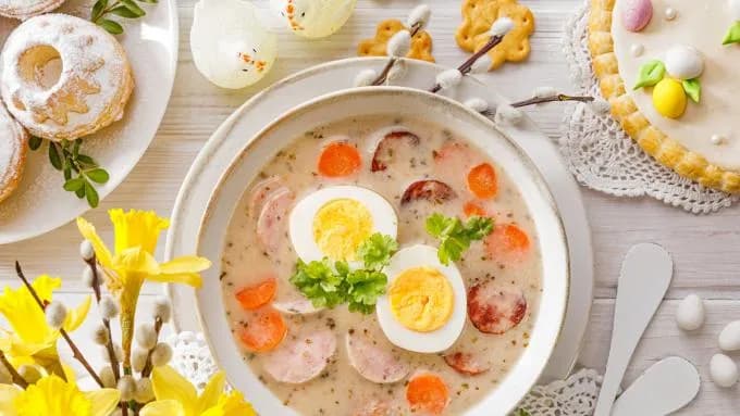 Ile kalorii ma żurek z jajkiem i kiełbasą? Sprawdź, co zyskujesz!