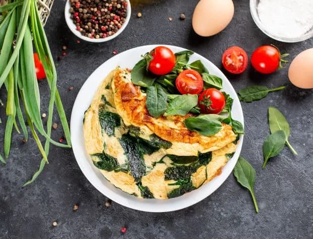 Prosty przepis na fit omlet – zdrowy, niskokaloryczny i pełen wartości odżywczych